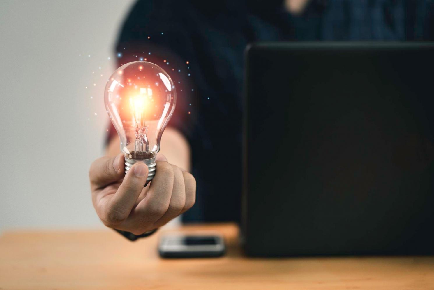 Consultor revisando métricas de conversión en pantalla